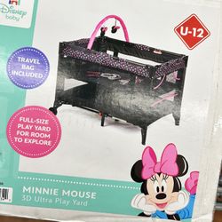 Disney Baby 3D Ultra Play Yard with Bassinet, Toy Bar & Carry Bag – Modern Minnie – Portable Infant Playpen & Travel Crib