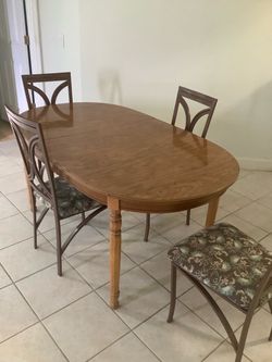 Extendable Table + 4 Chairs