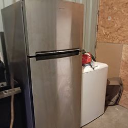 NEW FULL SIZE STAINLESS STEEL REFRIGERATOR IN BEAUTIFUL CONDITION 
