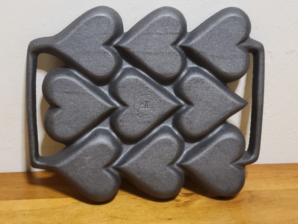 Cast Iron Hearts Pan Vintage John Wright Muffin Pan. Looks new see pics.