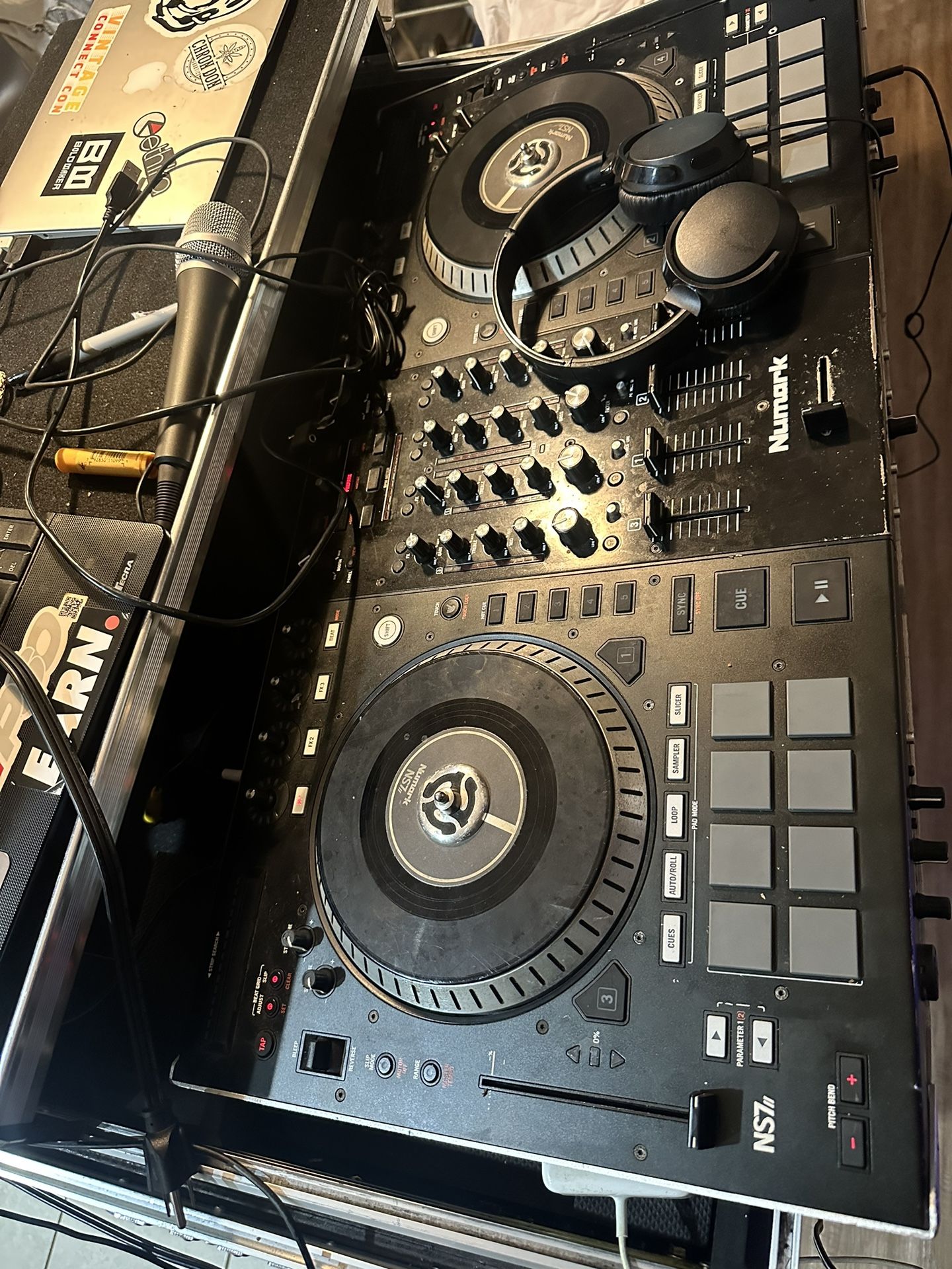 Numark Ns7ii With Rolling Coffin Case