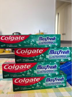Colgate MaxFresh Clean Mint Fluoride Toothpaste with Breath Strips 4 Pack