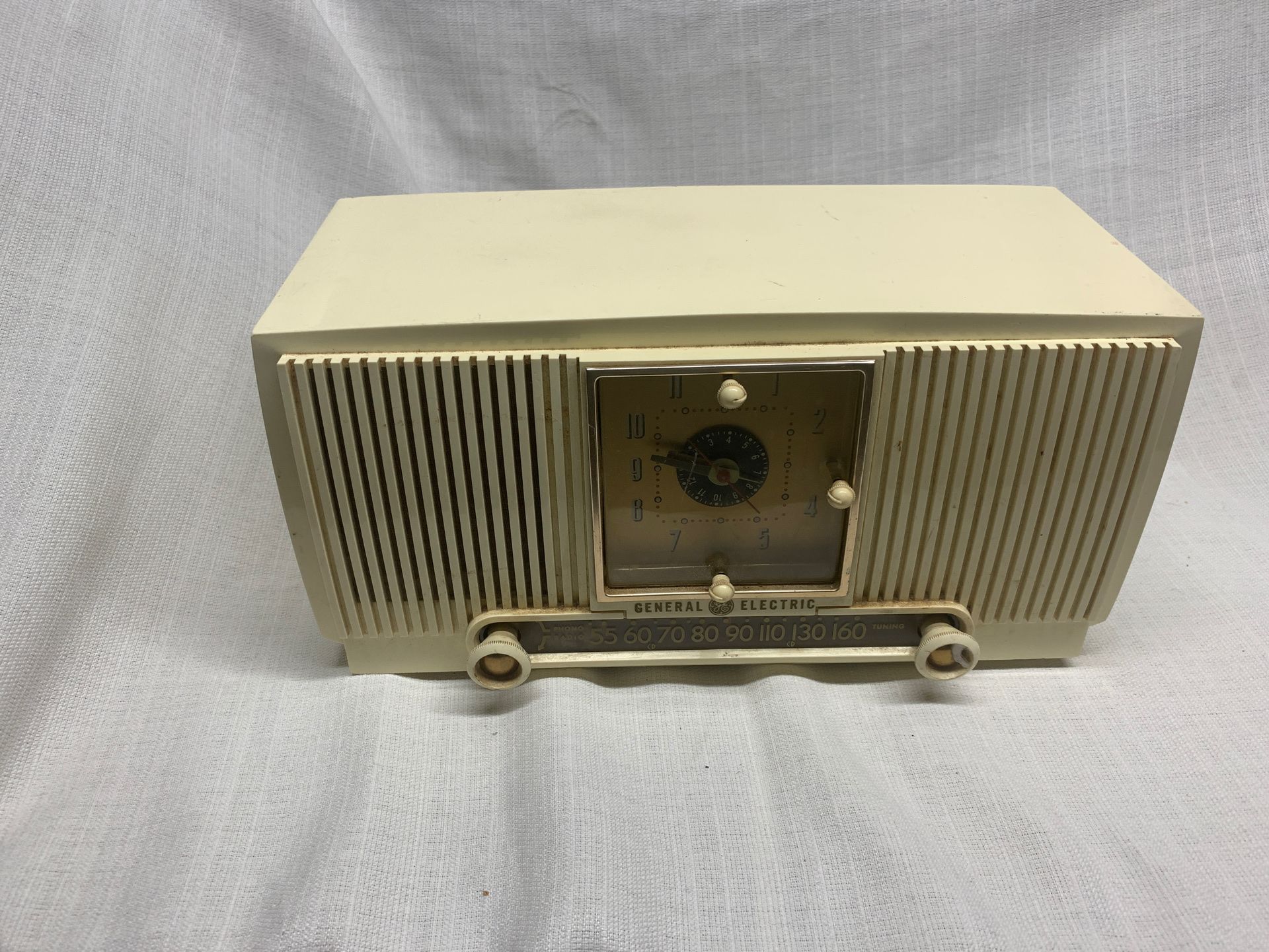 Antique clock radio General Electric