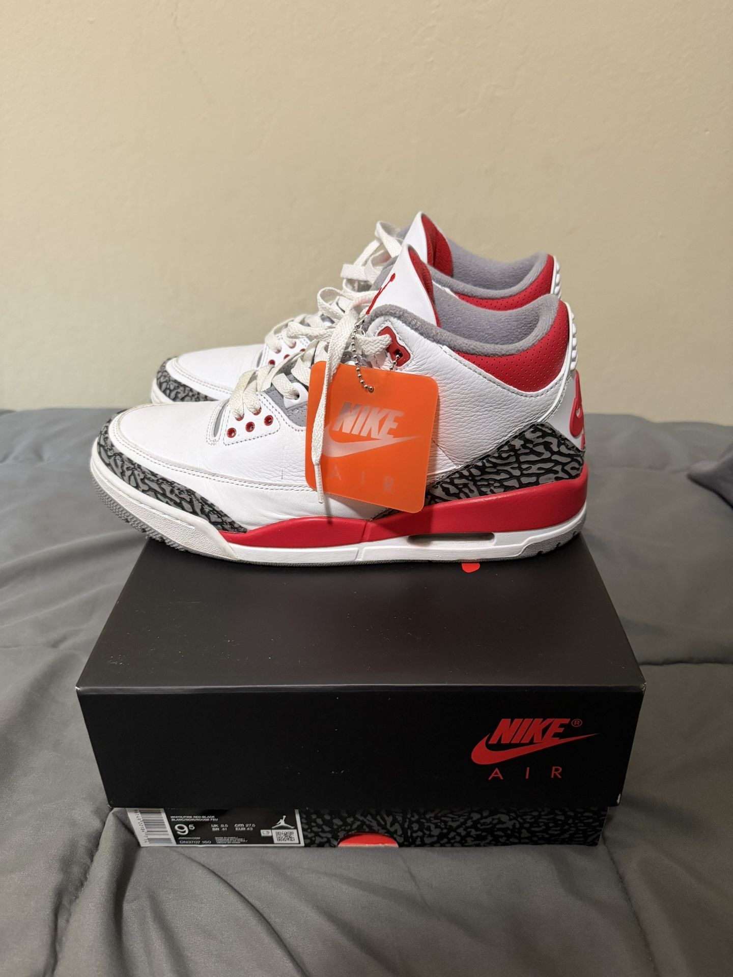 Air Jordan 3 Fire Reds