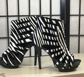 Super Cute Boots , Size 7,  Zip Up Back 