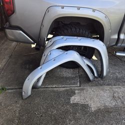 FENDER FLAR FOR TOYOTA TUNDRA 2027/2021 GOOD CONDITION