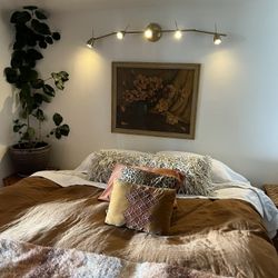 Clean & Comfy King-Size Bed