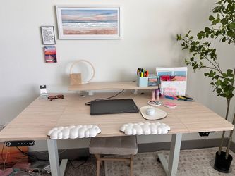 Adjustable standing desk