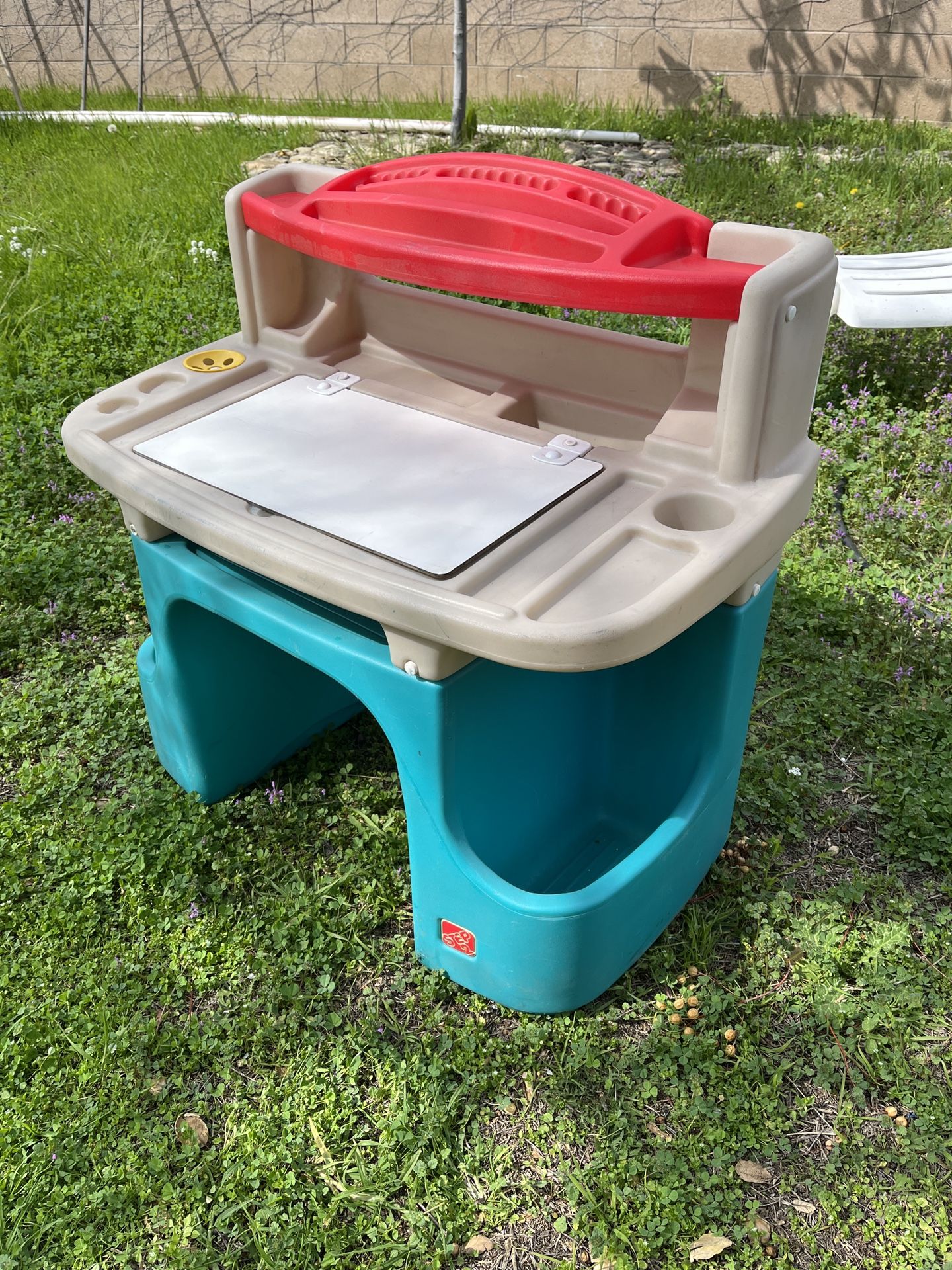 Step 2 Deluxe Art Master Desk