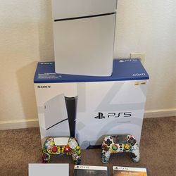 Ps5 Slim Disk Edition, with 2 controllers and 2 games. HABLO ESPANOL. NO TRADES, NO DELIVERY .