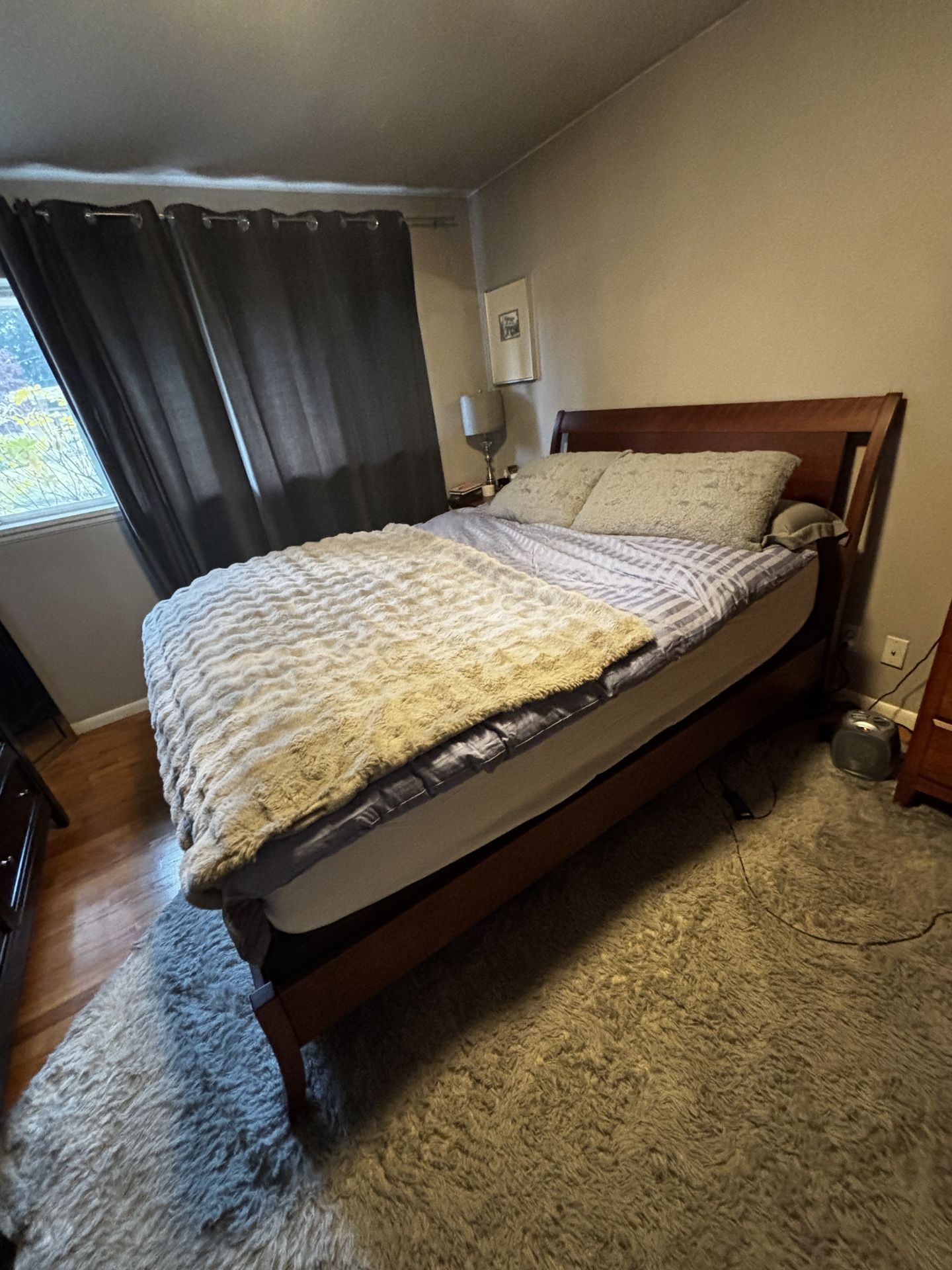 Sold Wood, Modern Queen Side Bed With Box Springs And Mattress