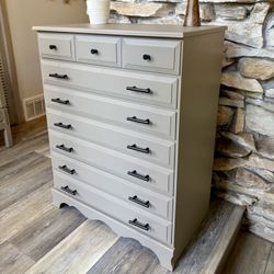 Vintage 5-Drawer Dresser Makeover 