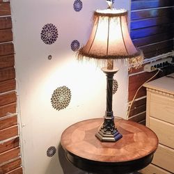 lámpara de bronce café altura 31"in la Mesa auxiliar de pedestal de madera con incrustacin 24x22"in. Bronze lamp (brown finish), 31" H; wooden pedesta