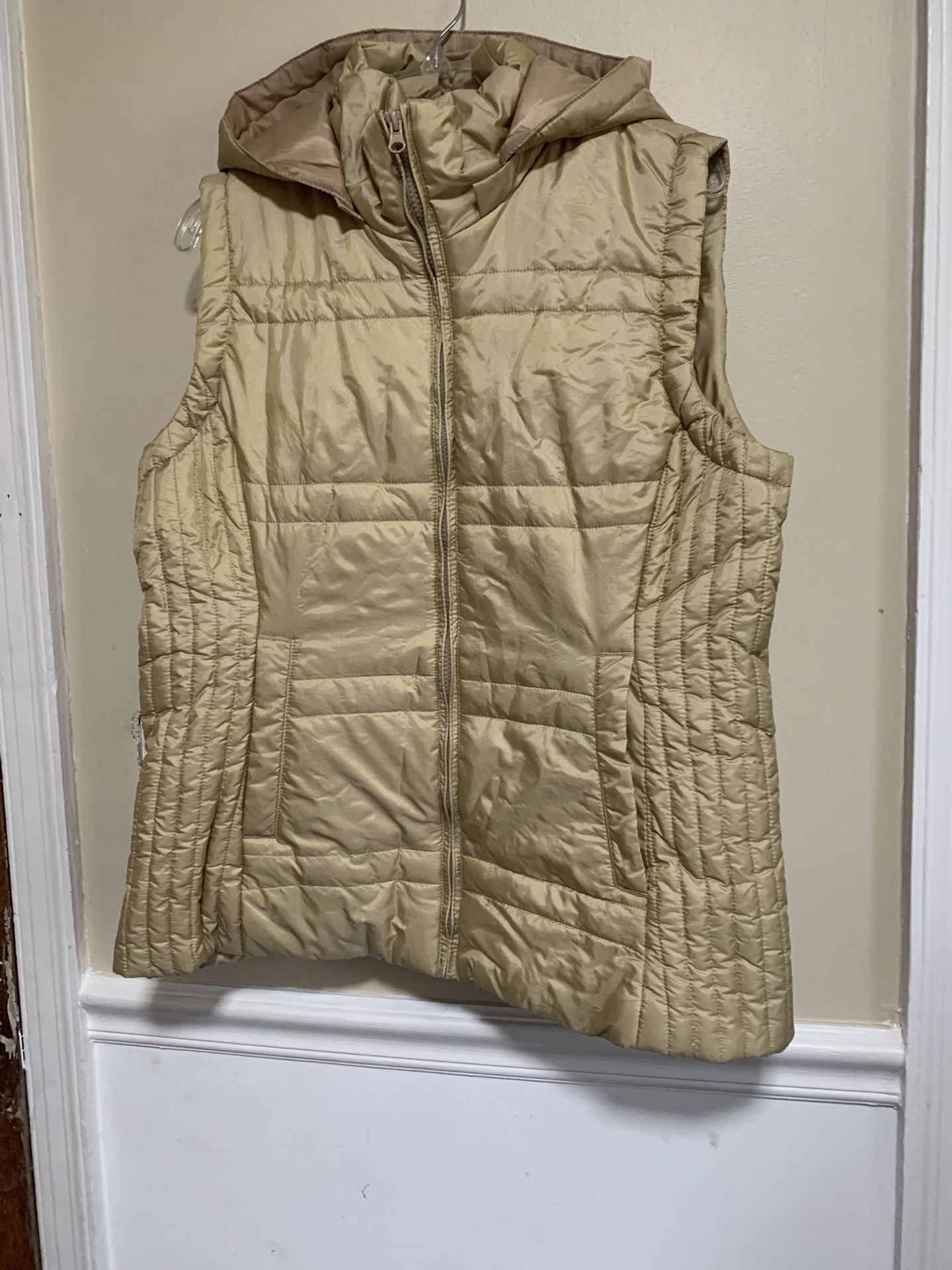 New York & Company Puffer Vest; Size L