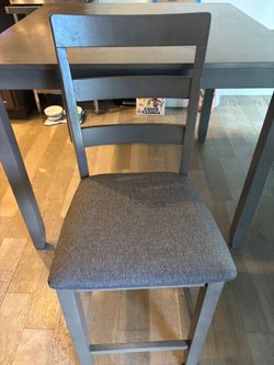 High top table with chairs excellent condition