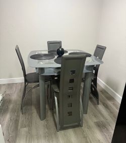 Glass table with 4 chairs/Mesa de vidrio 4 sillas