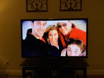 TV 60’ Samsung LED/LCD w/ Glass TV Stand