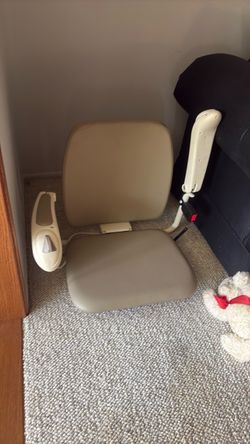 Stair lifting chair