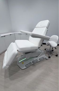 Luxury Electric Esthetician Treatment Chair/Spa Bed – Like New