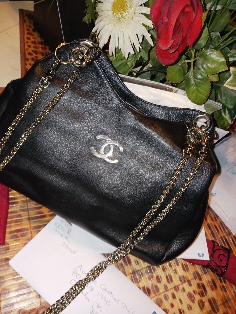 SOFT LEATHER 100% REAL VINTAGE LEATHER BAG IF WE PUT NAME OF IT IT WONT GO THRU IN EXCELLENT CONDITION MESSAGE SERIOUS PERSON ONLY YOU WANT MORE PICsD