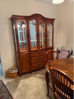 Beautiful Thomasville dining table and hutch