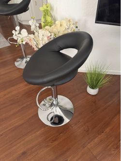 Black and silver Swivels Bar