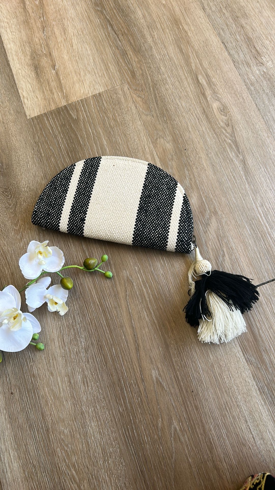 Universal Thread Hand Bag.