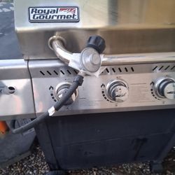 The barbecue grill for cooking grilled meat does not come with the gas tank.
