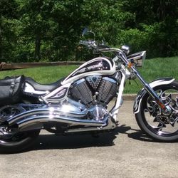 2009 Victory Signature Series Vegas Jackpot, Pearl White With Black Graphics