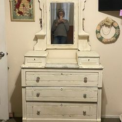 Beautiful Antique Dresser. w/ Mirror