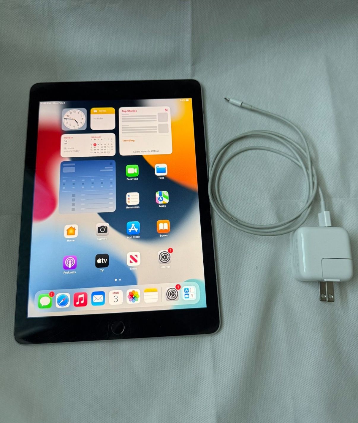 Apple iPad Air 2 + Cable & Charger, A1566 (2nd Gen iPad Air 2 Tablet)