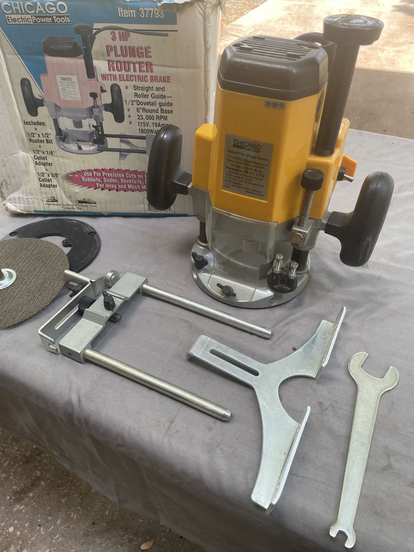 Chicago Electric 3 HP Plunge Router-37793-Like New-19 Amp-Straight, Roller & 1/2” Dovetail Guide, Wrench, 8’ Cord.