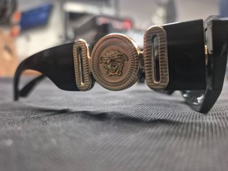 Versace

Medusa Biggie Glasses: FRAME Black

LENSES Grey