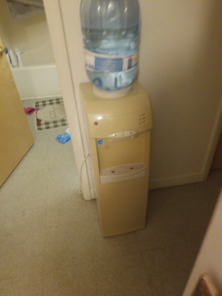 Water Machine Comes With Extra Water Jug Refrigeration Bottom