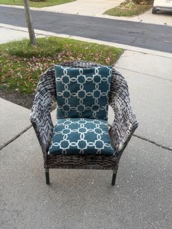 Wicker Chair with Two Sets of Zippered Cusions