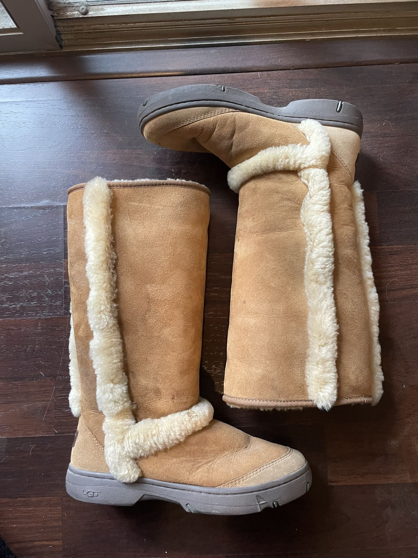 UGG Suede Fur Trimmed Chestnut Color Boots (Women’s 9) 