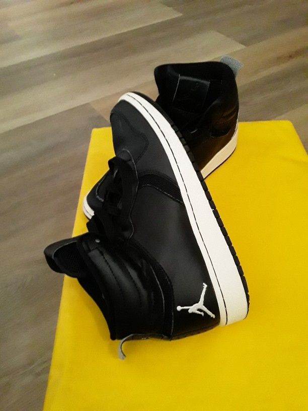 USED ONES. GOOD CONDITIONS  AIR JORDAN. 23.  