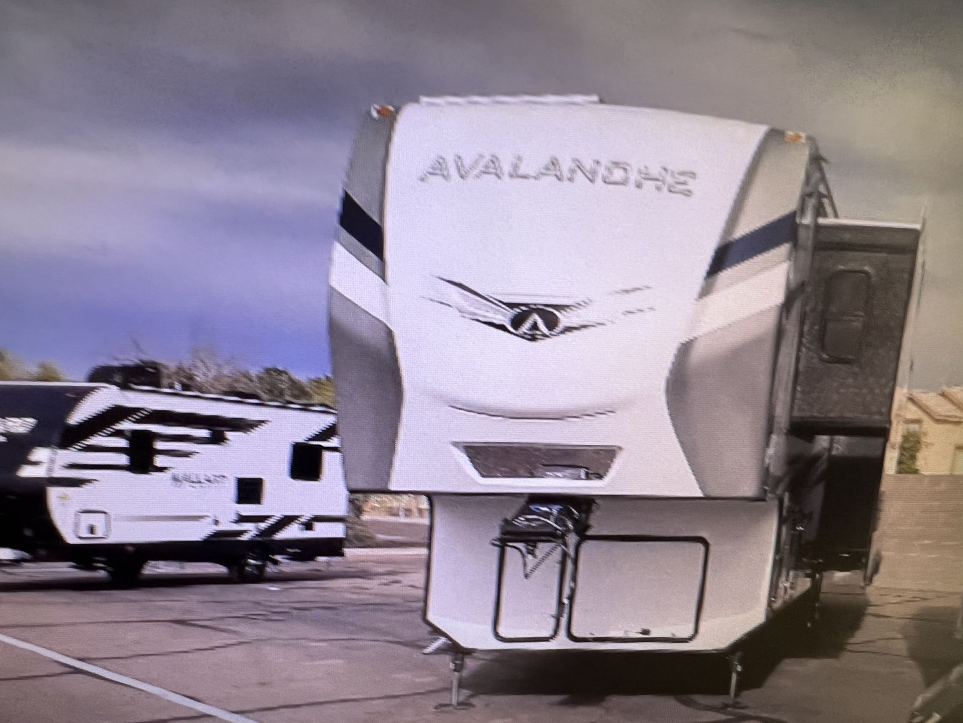 2022 AVALANCHE 322RL
