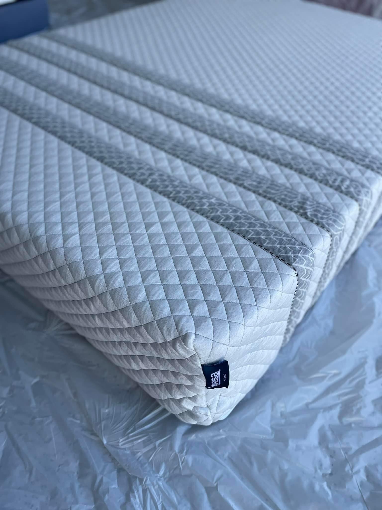 Almost new King Leesa Sapira Hybrid Mattress 70 % off Retail FREE Local Delivery!