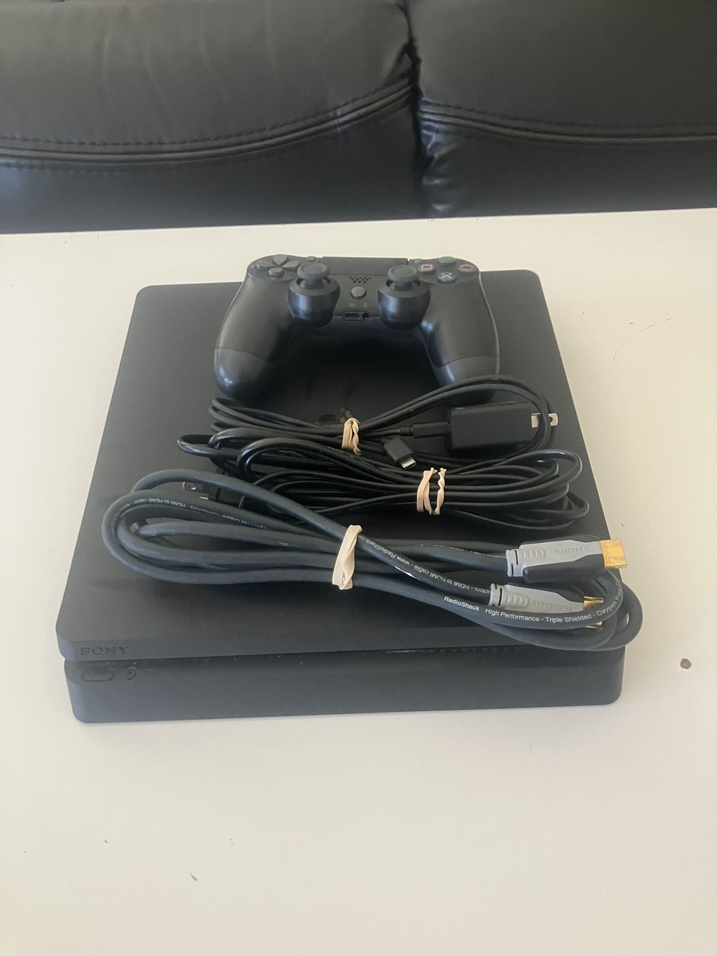 Playstation 4 Slim.
