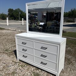 Dresser With Mirror 
