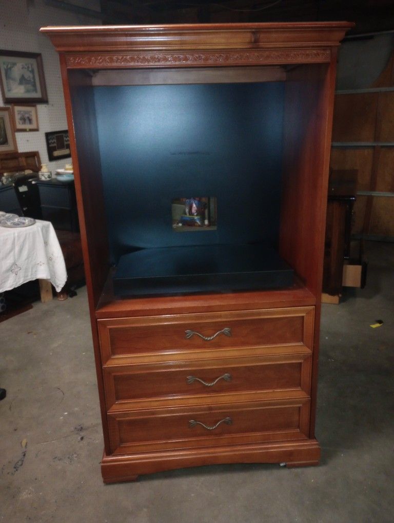 Pull Out TV Stand/Dresser