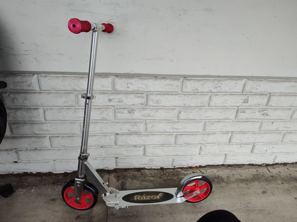 Authentic Big Wheel Razor Kick Scooter Red/Black, Spoked Large Wheels Folding Scooter
1 available