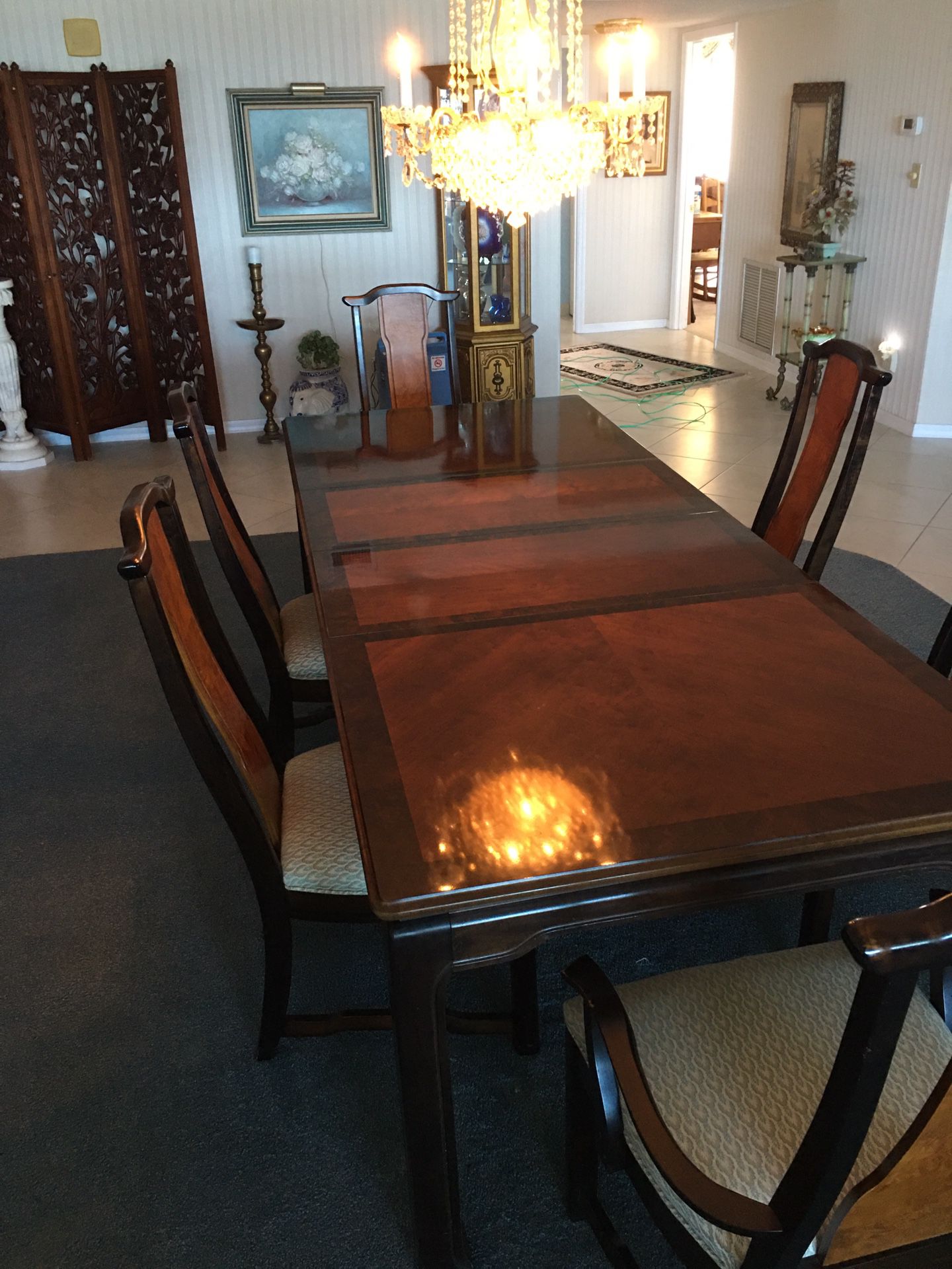 Dinning Room Table And Chairs With Hutch.