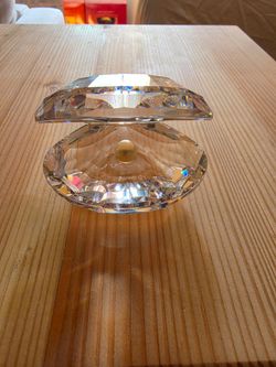 Swarovski crystal clam shell figurine with a pearl