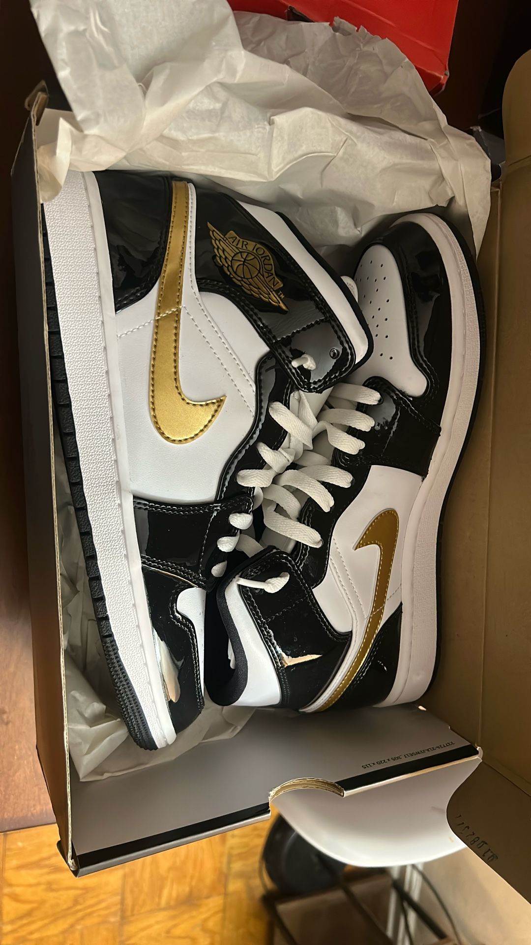 Jordan 1 Gold Metallic Size 9