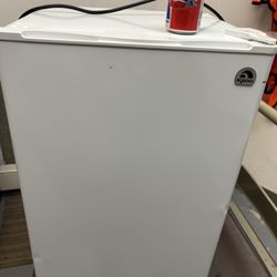 •IGLOO. REFRIGERATOR 