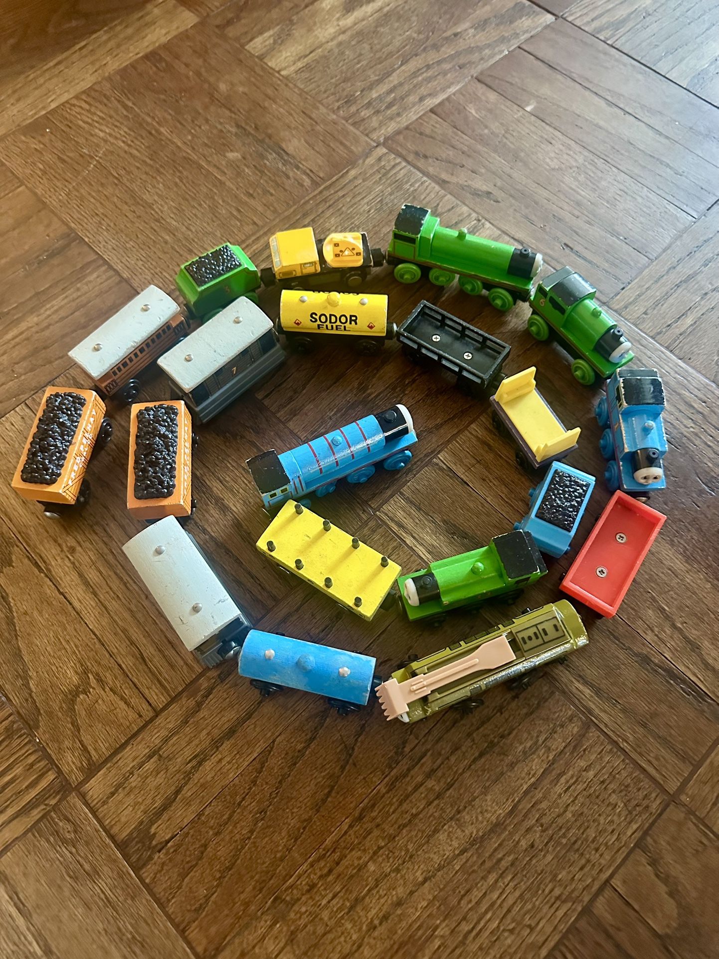 LOT OF 20 THOMAS AND FRIENDS TRAIN RAILWAY LOT BOX CARS CARRIAGES MAGNETIC CONNECTION 🚂