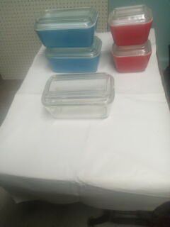5 covered Pyrex dishes