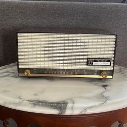 Vintage AM/FM Radio From The Late 1950s